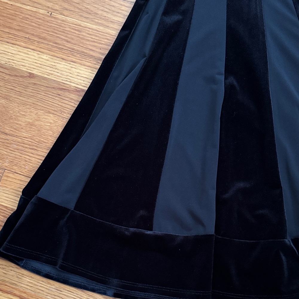 dressbarn Elegant Black Sleeveless Dress with Velvet Panels. Size Petite 8 - Picture 3 of 9
